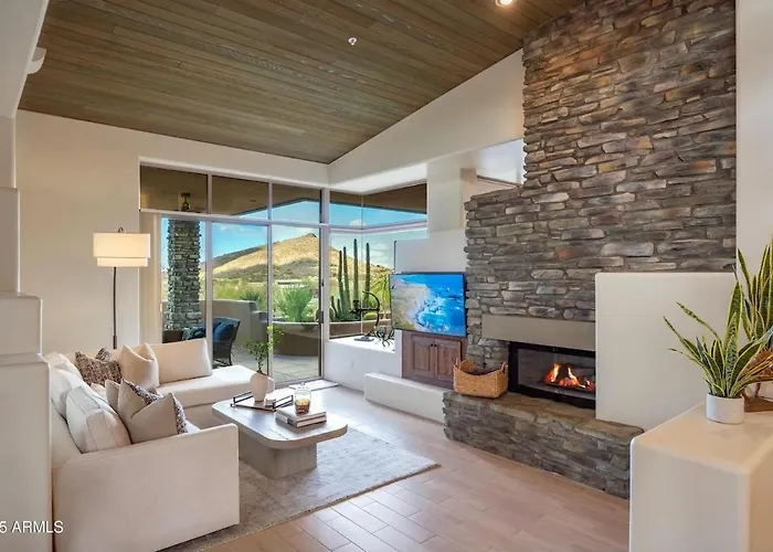 Luxury 2-suite Desert Holiday home *