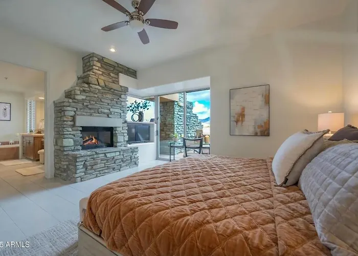 Luxury 2-suite Desert Holiday home *