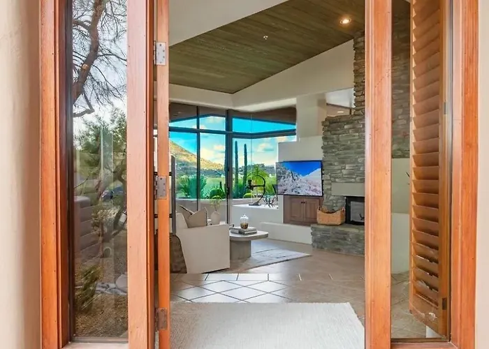 Luxury 2-suite Desert Holiday home *