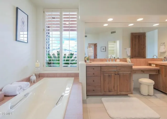 Luxury 2-suite Desert Holiday home