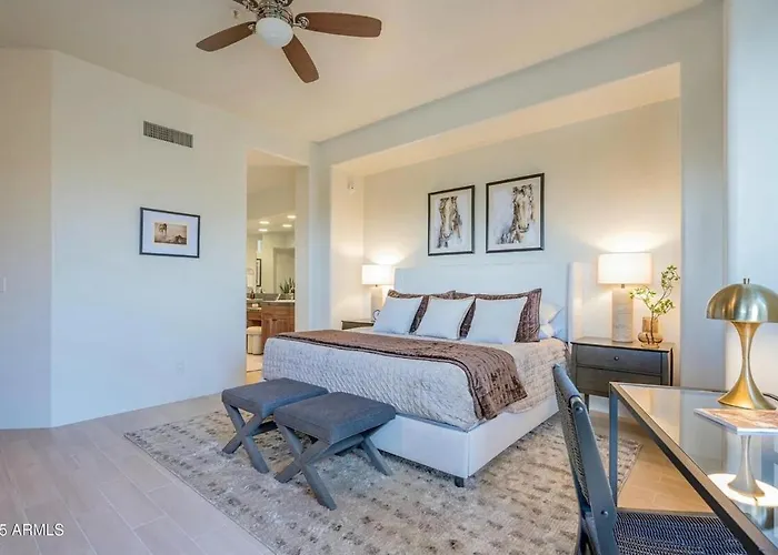 Luxury 2-suite Desert Holiday home *