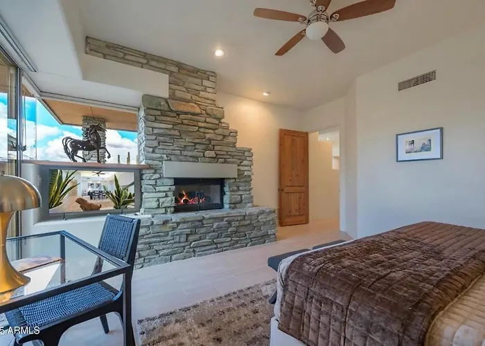 Luxury 2-suite Desert Holiday home